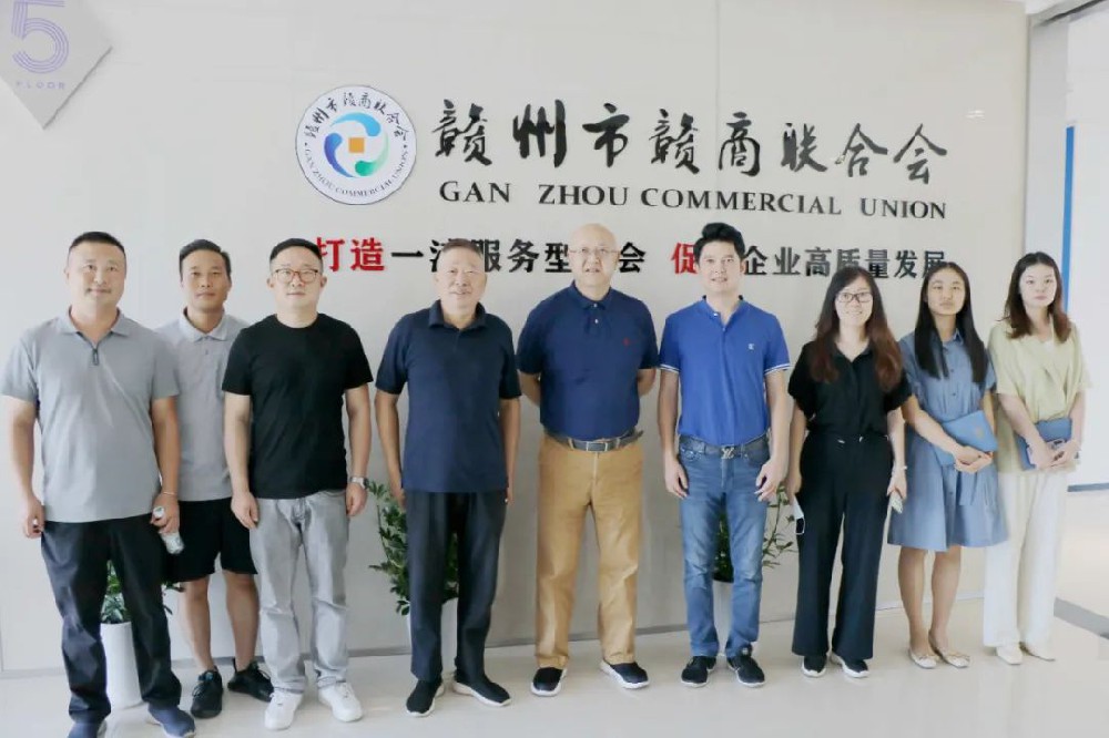 商會(huì)監(jiān)事會(huì)主席、江西憶源多媒體科技有限公司董事長(zhǎng)徐林楠一行來(lái)商會(huì)秘書(shū)處參觀交流