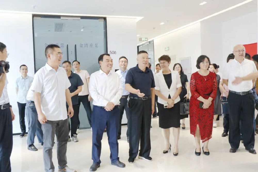 市委副書記、市委統(tǒng)戰(zhàn)部部長(zhǎng)熊運(yùn)浪出席贛州銀行和贛商聯(lián)合會(huì)戰(zhàn)略合作協(xié)議簽約儀式