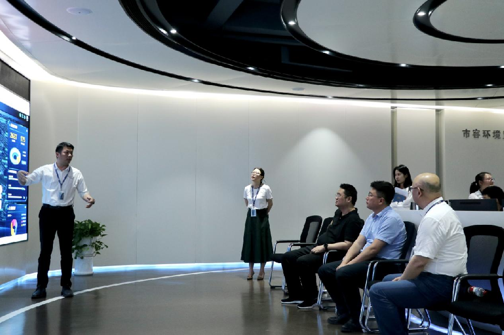 章貢區(qū)委常委、副區(qū)長張達偉一行蒞臨我司調(diào)研